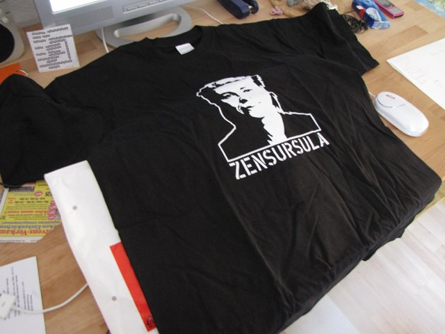 Schwarzes T-Shirt mit Zensursula-Aufdruck